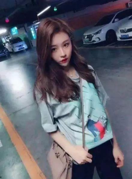 东北女高中生网红吃瓜,吃瓜日常，揭秘校园风云